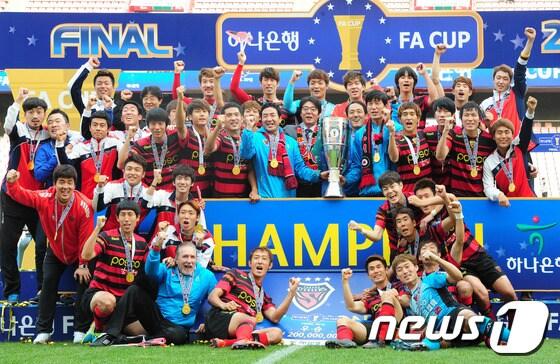 본문 이미지 - 19일 오후 전주월드컵경기장에서 열린 2013하나은행 FA컵 결승전 전북현대모터스와 포항스틸러스와의 경기에서승부차기끝에 우승을 차지한 포항 황선홍 감독과 선수들이 우승컵을 들고 환호성을 지르고 있다.2013.10.19/뉴스1