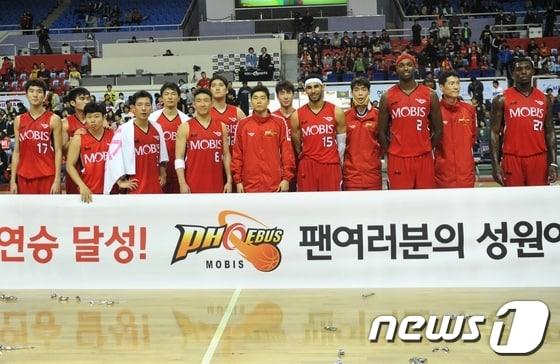 본문 이미지 - 울산 모비스가 19일 오후 울산 동천체육관에서 열린 고양 오리온스와의 홈경기에서 프로농구 역대 최다 17연승을 달성했다. 대기록을 세운 모비스 선수들이 경기 후 기념촬영을 하고 있다. 2013.10.19/뉴스1     © News1   노화정  기자