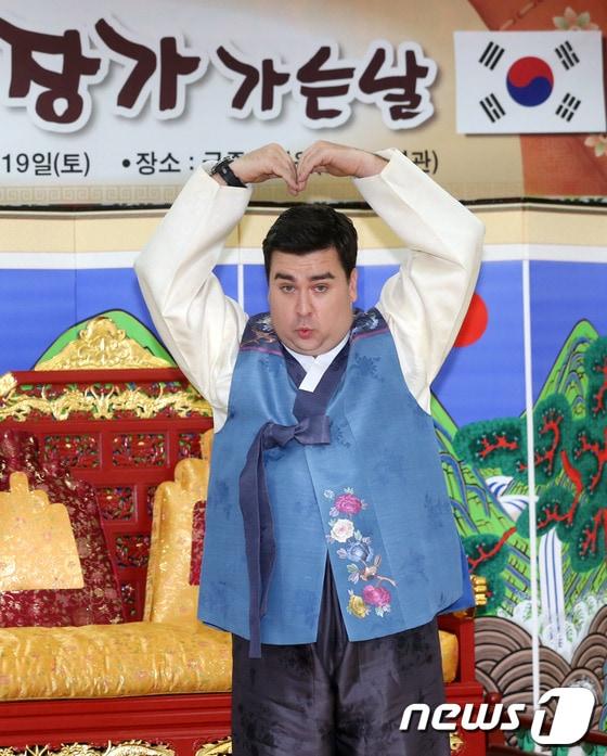 본문 이미지 - 호주출신 방송인 샘 해밍턴이 19일 오후 서울 용산 전쟁기념관 내 궁중의례원에서 결혼식을 올리기 전 간담회를 갖고 있다. 2013.10.19 스타뉴스/뉴스1 © News1   