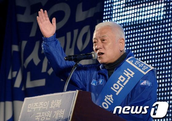 본문 이미지 - 김한길 민주당 대표가 19일 오후 서울광장에서 열린 &#39;민주주의 회복과 국정원 개혁촉구를 위한 제8차 국민결의대회&#39;에서 발언하고 있다. 2013.10.19/뉴스1 © News1   안은나 기자