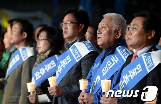 본문 이미지 - 김한길 민주당 대표와 전병헌 원내대표를 비롯한 당 지도부가 19일 오후 서울광장에서 열린 &#39;민주주의 회복과 국정원 개혁촉구를 위한 제8차 국민결의대회&#39;에서 촛불을 들고 있다. 2013.10.19/뉴스1 © News1 안은나 기자