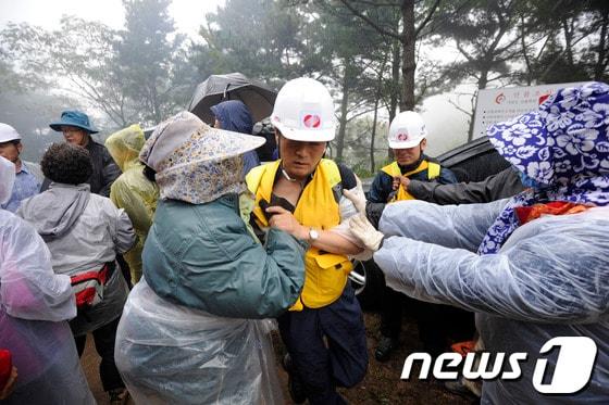 본문 이미지 - 밀양 송전탑 공사가 재개된 2일 오전 경남 밀양 부북면 위양리 126번 공사현장에서 한전 직원이 공사현장으로 진입하려 하자 반대 주민들이 막아서고 있다. 2013.10.2/뉴스1 © News1   전혜원 기자
