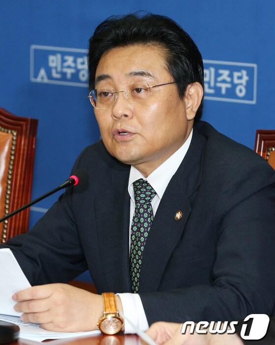 본문 이미지 - 민주당 전병헌 원내대표가 2일 오전 서울 여의도 국회에서 열린 24시 비상국회 운영본부 회의에서 모두발언을 하고 있다. 2013.10.2/뉴스1 © News1 오대일 기자