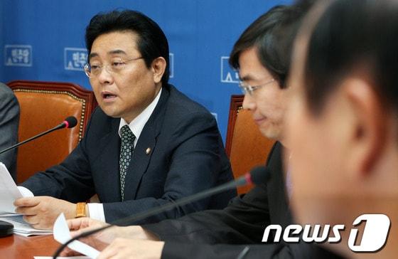 본문 이미지 - 민주당 전병헌 원내대표가 2일 오전 서울 여의도 국회에서 열린 24시 비상국회 운영본부 회의에서 모두발언을 하고 있다. 2013.10.2/뉴스1 © News1   오대일 기자