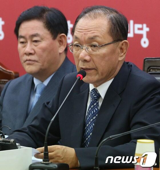 본문 이미지 - 황우여 새누리당 대표가 2일 오전 서울 영등포구 여의도 당사에서 열린 최고중진연석회의에서 모두 발언을 하고 있다. 황 대표는 이날 회의에서 