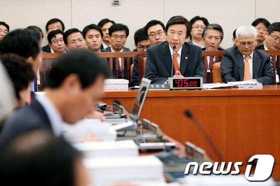 본문 이미지 - 윤병세 외교부장관이 2일 오전 서울 여의도 국회에서 열린 외교통일위원회 전체회의에 출석해 의원들의 질문에 답하고 있다. 2013.10.2/뉴스1 © News1   오대일 기자