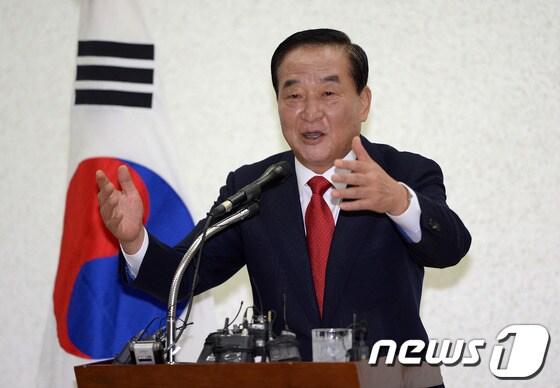 본문 이미지 - 서청원 전 한나라당 대표가 2일 오전 경기도 화성시의회에서 화성 보궐선거 출마 기자회견을 하고 있다. 경기 화성갑 보궐선거 새누리당 후보로는 서청원 전 한나라당 대표가 공천될 가능성이 점쳐지고 있는 가운데 새누리당 일부 소장파 의원들이 정면으로 공천 반대 선언을 하고 나서 막판까지 진통을 겪을 전망이다. 2013.10.2/뉴스1 © News1   이동원 기자