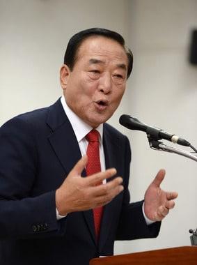 본문 이미지 - 서청원 전 한나라당 대표가 2일 오전 경기도 화성시의회에서 화성 보궐선거 출마 기자회견을 하고 있다. 2013.10.2/뉴스1 © News1 이동원 기자