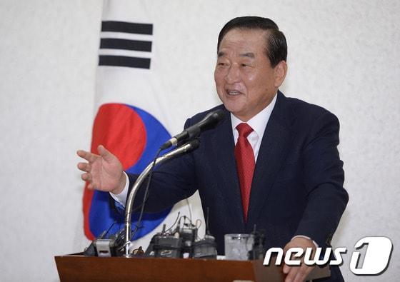 본문 이미지 - 서청원 전 한나라당 대표가 지난 2일 오전 경기도 화성시의회에서 화성 보궐선거 출마 기자회견을 하고 있다. © News1 이동원 기자