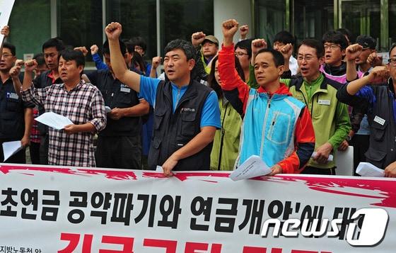 본문 이미지 - 민주노총 대구·경북지역본부 회원들이 2일 오전 대구지방노동청 앞에서 ‘전교조 탄압’, ‘기초연금 공약파기와 연금개악’에 대한 규탄기자회견을 열고 있다. 2013.10.2/뉴스1 © News1 김영진 기자