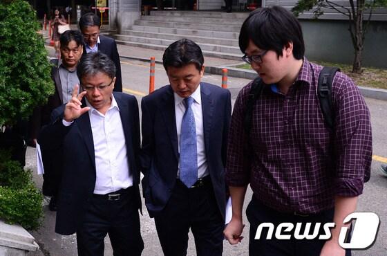 본문 이미지 - 박철원 동양시멘트 E&C 대표이사(가운데)가 2일 오전 서울 서초구 서울중앙지방법원에서 열린 동양 그룹 계열사 3곳의 법정관리(기업회생절차) 신청 대표자 심문에 참석하기위해 법원에 들어서고 있다. 법원은 대표자 심문을 거쳐 이들 3사에 대한 회생절차 개시요건이 인정되면 패스트트랙 회생절차를 적용해 채권조사, 기업가치 평가, 회생계획안 제출, 관계인집회를 통한 회생계획안 결의 및 인가 등 후속절차를 신속하게 진행할 예정이다. 2013.10.2/뉴스1 © News1   손형주 기자