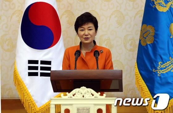 본문 이미지 - &#39;투자활성화법&#39;으로 불리는 빨간 재킷을 입은 박근혜 대통령이 2일 청와대에서 열린 중소기업인들과의 오찬에서 인사말을 하고 있다.&#40;문화체육관광부 제공&#41;2013.10.2/뉴스1 © News1   이광호 기자