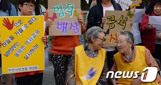 본문 이미지 - 2일 서울 종로구 중학동 주한 일본대사관 앞에서 열린 제1094차 일본군 '위안부' 문제해결을 위한 정기 수요시위에서 김복동, 길원옥 할머니가 대화 나누고 있다. 2013.10.2/뉴스1 © News1 양동욱 기자