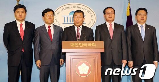 본문 이미지 - 새누리당 황진하 의원과 NLL 대화록 열람위원들이 2일 오후 서울 여의도 국회 정론관에서 &#39;고&#40;故&#41; 노무현 전 대통령이 국가기록원에 회의록을 이관하지 않았다&#39;는 검찰 수사 관련 기자회견을 하고 있다.      2013.10.2/뉴스1 © News1 송원영 기자