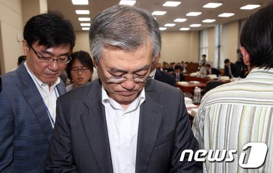 본문 이미지 - 민주당 문재인 의원이 2일 오전 서울 여의도 국회에서 열린 기획재정위원회 전체회의장을 나서고 있다.봉하마을로 가져간 이지원에서 남북대화록 삭제 흔적이 있었다는 검찰발표에 대해 문 의원은 