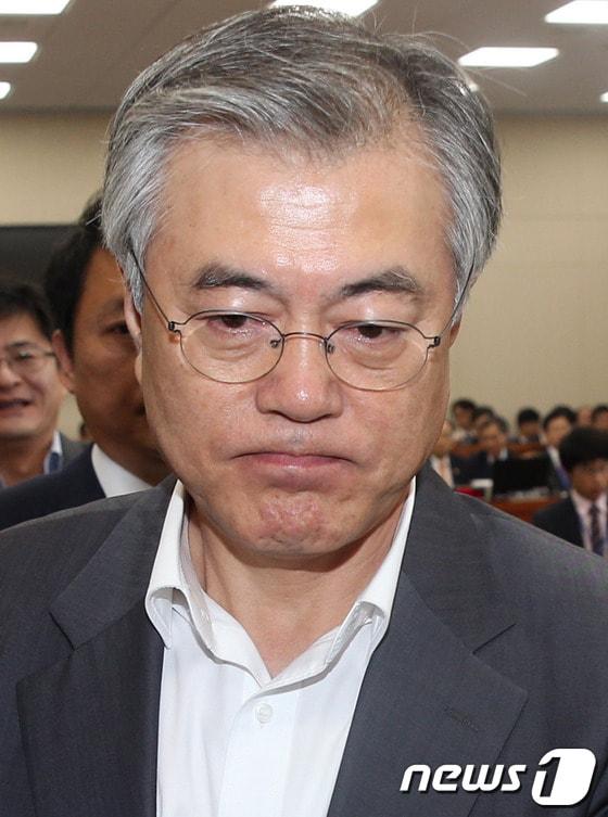 본문 이미지 - 민주당 문재인 의원이 2일 오전 서울 여의도 국회에서 열린 기획재정위원회 전체회의장을 나서고 있다.봉하마을로 가져간 이지원에서 남북대화록 삭제 흔적이 있었다는 검찰발표에 대해 문 의원은 