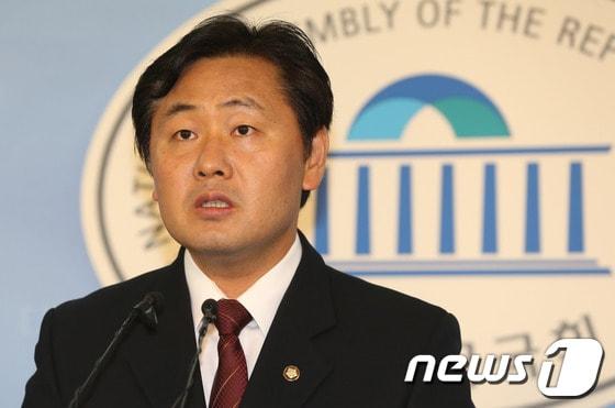 본문 이미지 - 김관영 민주당 수석 대변인이 2일 오후 서울 여의도 국회에서 &#39;정상회담 대화록&#39; 검찰 수사결과 관련 브리핑을 하고 있다. 김 수석 대변인은 이날 브리핑에서 