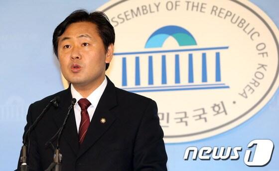 본문 이미지 - 김관영 민주당 수석 대변인. 2013.10.2/뉴스1 © News1   송원영 기자