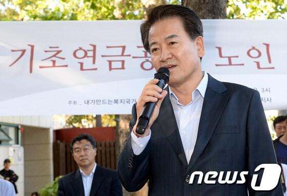 본문 이미지 - 정동영 민주당 상임고문이 2일 오후 서울 종로구 종묘공원에서 열린 &#39;기초연금 공약이행 촉구를 위한 만민공동회&#39;에 참석해 인사말을 하고 있다. 2013.10.2/뉴스1 © News1 박세연 기자