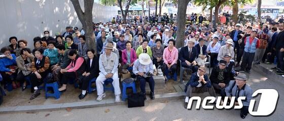 본문 이미지 - 2일 오후 서울 종로구 종묘공원에서 열린 '기초연금 공약이행 촉구를 위한 만민공동회'에 참석한 어르신들. © News1 박세연 기자