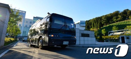 본문 이미지 - 2일 오후 성남시 수정구 국가기록원 대통령기록 전시관 앞으로 수사를 마친 검찰 차량이 나오고 있다. 검찰은 이날 2007년 남북정상회담 대화록이 국가기록원에 없다는 수사결과를 발표했다.2013.10.2/뉴스1 © News1 최영호 기자