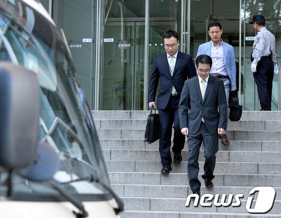 본문 이미지 - 2일 오후 경기도 성남시 수정구 국가기록원 대통령기록 전시관 밖으로 검찰 관계자들이 수사를 마치고 나오고 있다. © News1 최영호 기자