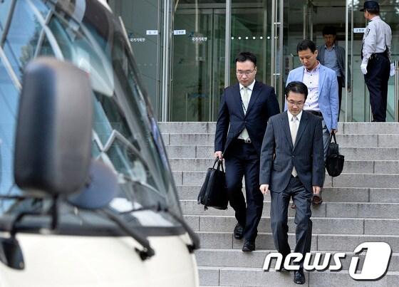 본문 이미지 - 지난 2일 오후 경기 성남시 수정구 국가기록원 대통령기록 전시관 밖으로 검찰 관계자들이 수사를 마치고 나오고 있다. © News1 최영호 기자