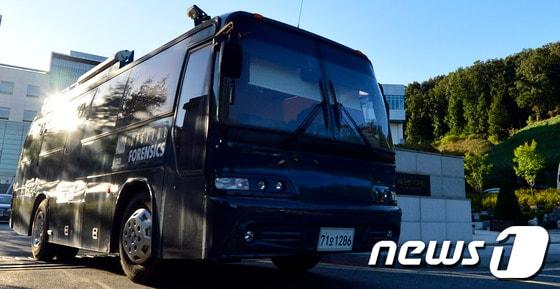 본문 이미지 - 2일 오후 검찰의 디지털 자료 분석용 특수차량이 경기도 성남 국가기록원을 떠나고 있다. 검찰은 이날 2007년 남북정상회담 대화록이 국가기록원에 없다는 수사결과를 발표했다. © News1 최영호 기자