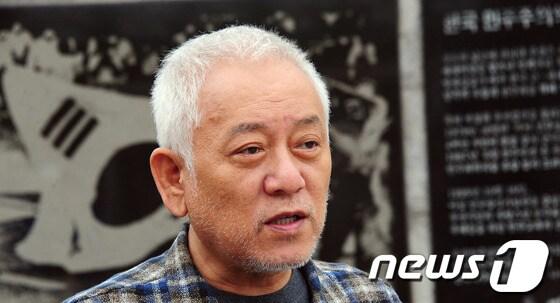 본문 이미지 - 전국 순회투쟁 중인 김한길 민주당 대표가 2일 부산 민주공원에서 부산지역 주요 인사들과의 만남을 가졌다. (민주당 제공) 2013.10.2/뉴스1 © News1 