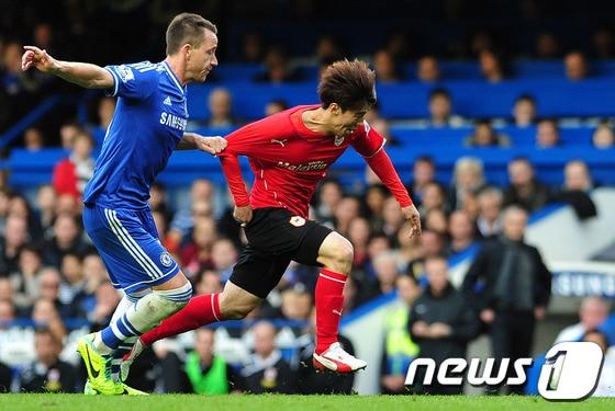 본문 이미지 - 카디프시티 김보경이 20일(한국시간) 런던 스탬포드 브릿지에서 열린 2013-2014 잉글랜드 프로축구 프리미어리그 8라운드 첼시전에서 드리블 돌파를 하고 있다.© AFP=News1  
