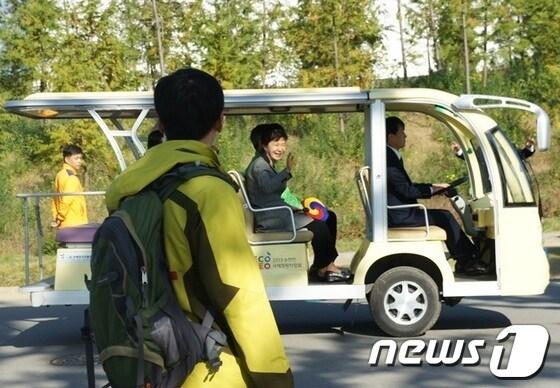 본문 이미지 - 2013순천만 국제정원박람회장을 방문한 박근혜 대통령이 전동카트로 봉화언덕으로 이동하는 도중 환호하는 관람객들을 향해 손을 흔들고 있다.© News1서순규기자 