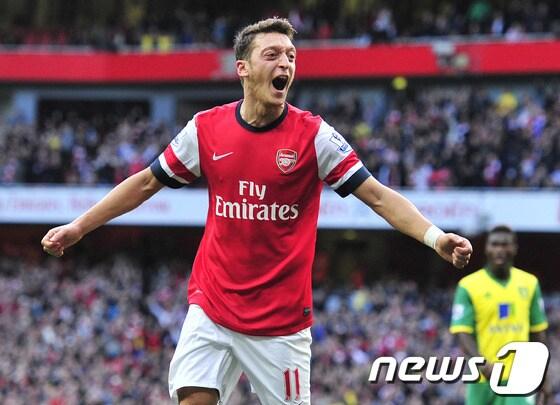 본문 이미지 - 메수트 외질이 20일(한국시간) 영국 런던 에미레이츠 스타디움에서 열린 2013-2014 잉글랜드 프리미어리그 8라운드 노리치시티전에서 골을 터트린 뒤 환호하고 있다.© AFP=News1  