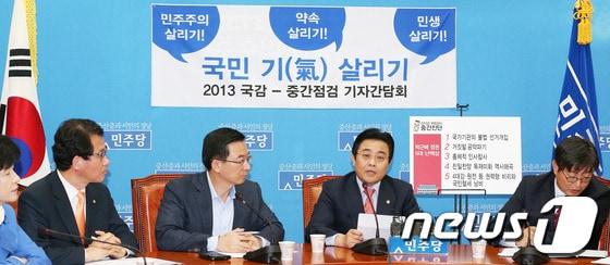 본문 이미지 - 전병헌 민주당 원내대표가 20일 서울 여의도 국회에서 열린 국정감사 중간점검 기자간담회에서 모두발언을 하고 있다. 전 원내대표는 이 자리에서 