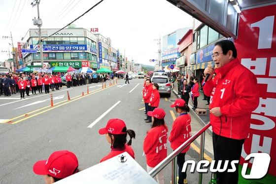 본문 이미지 - 10.30 포항남.울릉 재선거를 10일 앞둔 20일 포항시 오천시장에서 새누리당 박명재 후보가 지지를 호소하고 있다./2013.10.20/뉴스1 © News1 최창호 기자