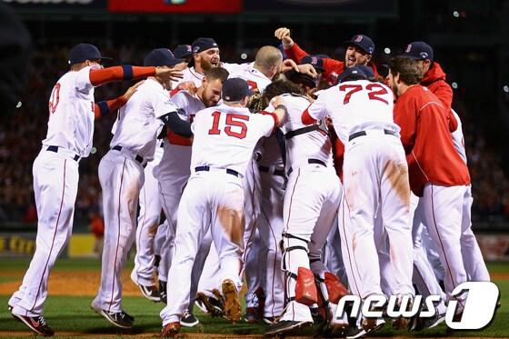 본문 이미지 - 보스턴 레드삭스 선수들이 지난 20일&#40;한국시간&#41; 디트로이트 타이거스와의 아메리칸리그 챔피언십시리즈 6차전에서 5-2로 승리를 거두고 월드시리즈 진출을 확정한 뒤 기뻐하고 있다. © AFP=News1   