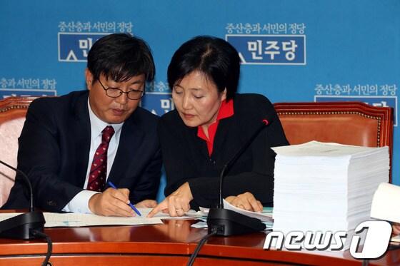 본문 이미지 - 국회 법사위 위원장인 박영선 민주당 의원과 야당 간사인 이춘석 의원이 20일 오후 서울 여의도 국회에서 열린 야당 법사위원 국정원 SNS대선개입 추가 의혹 제기 관련 기자간담회에서 자료를 보며 대화하고 있다. © News1 이광호 기자