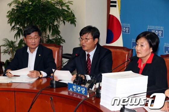 본문 이미지 - 국회 법사위 야당 간사인 민주당 이춘석 의원이 지난 20일 오후 서울 여의도 국회에서 열린 야당 법사위원 국정원 SNS대선개입 추가 의혹 제기 관련 기자간담회에서 모두발언을 하고 있다.2013.10.20/뉴스1 © News1   이광호 기자