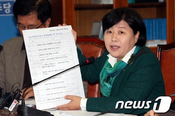 본문 이미지 - 국회 법사위 소속 민주당 서영교 의원이 20일 오후 서울 여의도 국회에서 열린 야당 법사위원 국정원 SNS대선개입 추가 의혹 제기 관련 기자간담회에서 공소장 변경신청서 범죄일람표 중 주요내용을 공개하고 있다.2013.10.20/뉴스1 © News1 이광호 기자