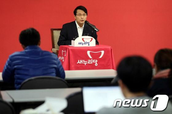 본문 이미지 - 새누리당 윤상현 원내수석부대표가 20일 오후 서울 여의도 당사에서 현안 관련 기자간담회를 열고 