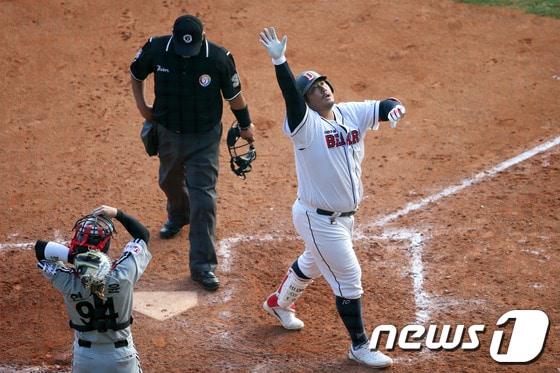 본문 이미지 - 20일 오후 서울 잠실야구장에서 열린 '2013 한국야쿠르트 세븐 프로야구' 플레이오프(PO) 4차전 두산베어스와 LG트윈스의 경기 8회말 1사 두산 최준석이 LG 봉중근의 투구를 받아쳐 우측담장을 넘어가는 솔로홈런을 날리고 세리머니를 펼치고 있다. 2013.10.20/뉴스1 © News1   한재호 기자