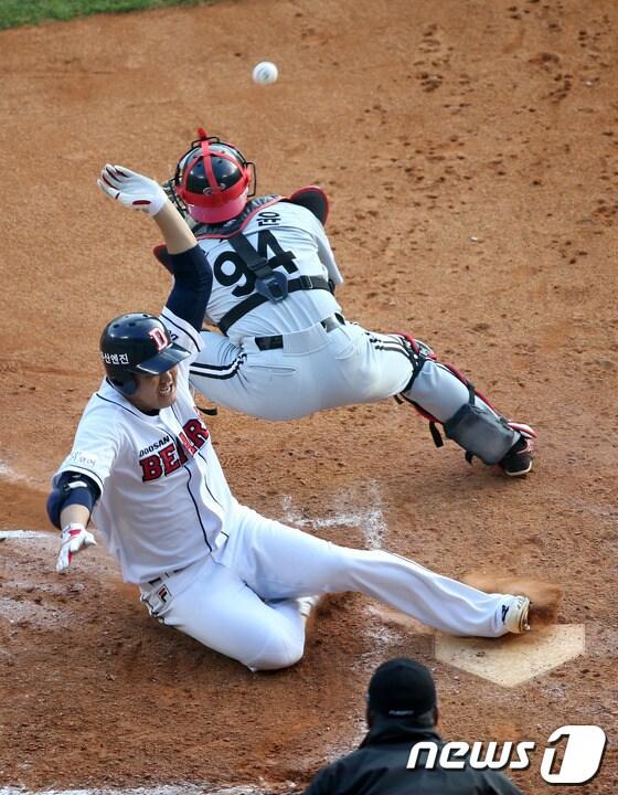 본문 이미지 - 20일 오후 서울 잠실야구장에서 열린 '2013 한국야쿠르트 세븐 프로야구' 플레이오프(PO) 4차전 두산베어스와 LG트윈스의 경기 8회말 무사에서 두산 오재일이 중전 안타를 친 후 LG 박용택의 실책으로 홈까지 뛰어들어 세이프되고 있다. 2013.10.20/뉴스1 © News1   한재호 기자