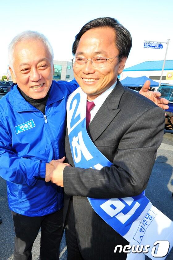 본문 이미지 - 10.30포항남ㆍ울릉재선거를 10일 앞둔 지난 20일 김한길 민주당 대표가 허대만 후보 지원유세를 위해 포항남구 오천시장을 찾아 선거운동 중인 허대만 후보를 격려하고 있다. 김 대표는 