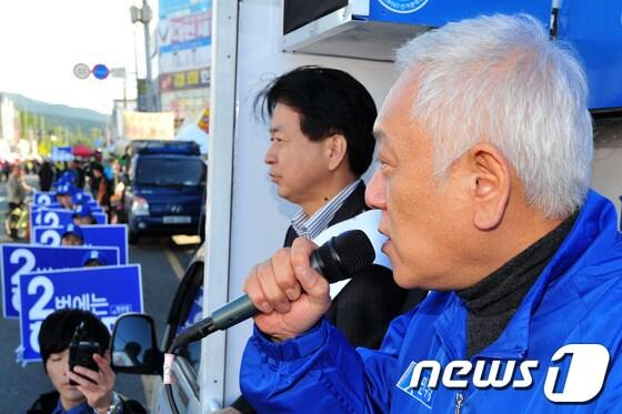 본문 이미지 - 10.30포항남ㆍ울릉재선거를 10일 앞둔 20일 김한길 민주당 대표가 허대만 후보 지원유세를 위해 포항남구 오천시장을 찾았다. 김 대표는 