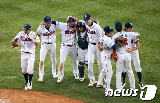 본문 이미지 - 20일 오후 서울 잠실야구장에서 열린 &#39;2013 한국야쿠르트 세븐 프로야구&#39; 플레이오프&#40;PO&#41; 4차전 두산베어스와 LG트윈스의 경기에서 승리해 5년 만에 한국시리즈에 진출한 두산 선수들이 환호하고 있다. 2013.10.20/뉴스1 © News1   한재호 기자