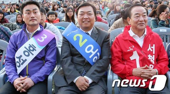 본문 이미지 - 10.30 재보선 경기 화성갑에 출마한 여야 후보들이 공식 선거운동 첫 주말을 맞은 20일 화성시 향남읍 화성종합경기타운에서 열린 기아페스티벌 행사에 참석해 나란히 자리하고 있다. &#40;오른쪽부터&#41; 새누리당 서청원, 민주당 오일용, 통합진보당 홍성규 후보. 2013.10.20/뉴스1 © News1 오대일 기자
