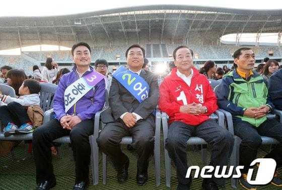 본문 이미지 - 10.30 재보선 경기 화성갑에 출마한 여야 후보들이 공식 선거운동 첫 주말을 맞은 20일 화성시 향남읍 화성종합경기타운에서 열린 기아페스티벌 행사에 참석해 나란히 자리하고 있다. &#40;오른쪽부터&#41; 새누리당 서청원, 민주당 오일용, 통합진보당 홍성규 후보. 2013.10.20/뉴스1 © News1 오대일 기자