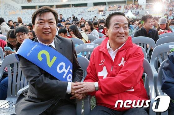 본문 이미지 - 10.30 재보선 경기 화성갑 새누리당 서청원 후보와 민주당 오일용 후보가 공식 선거운동 첫 주말이었던 지난 20일 화성시 향남읍 화성종합경기타운에서 열린 기아페스티벌 행사에 참석해 인사를 나누고 있다.  © News1 