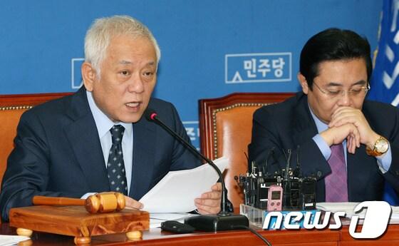 본문 이미지 - 민주당 김한길 대표가 21일 오전 서울 여의도 국회에서 열린 최고위원회의에서 모두발언을 하고 있다. 김 대표는 이 자리에서 