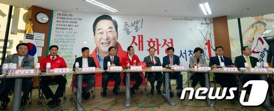 본문 이미지 - 새누리당 황우여 대표가 21일 오전 화성시 봉담읍 서청원 후보 선거사무실에서 열린 현장 최고위원회 회의에서 모두발언을 하고 있다.2013.10.21/뉴스1 © News1   최영호 기자