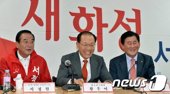 본문 이미지 - 새누리당 황우여 대표가 21일 오전 화성시 봉담읍 서청원 후보 선거사무실에서 열린 현장 최고위원회 회의에서 모두발언을 하고 있다.2013.10.21/뉴스1 © News1 최영호 기자